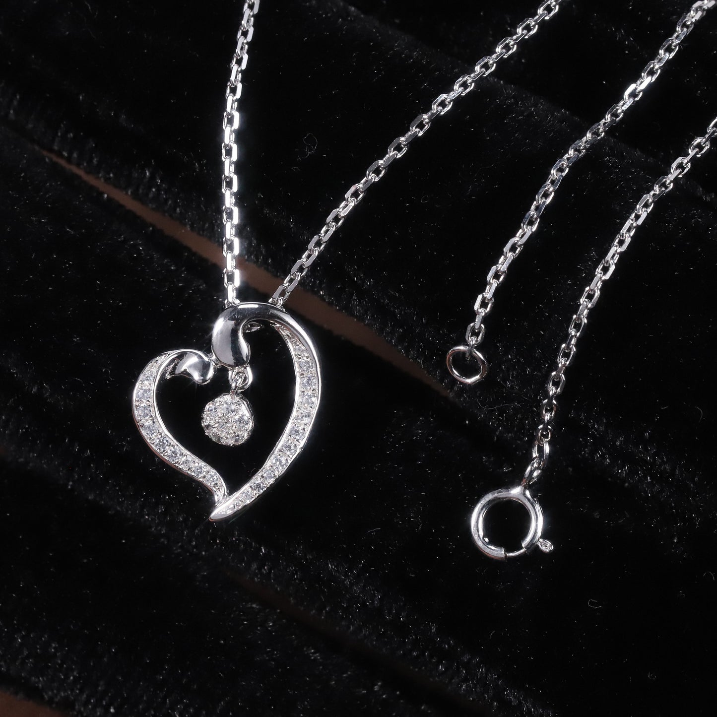 Luxurious and Versatile Heart-Shaped Collarbone Chain9/10/14/18k Gold Cultivated Diamond Necklace