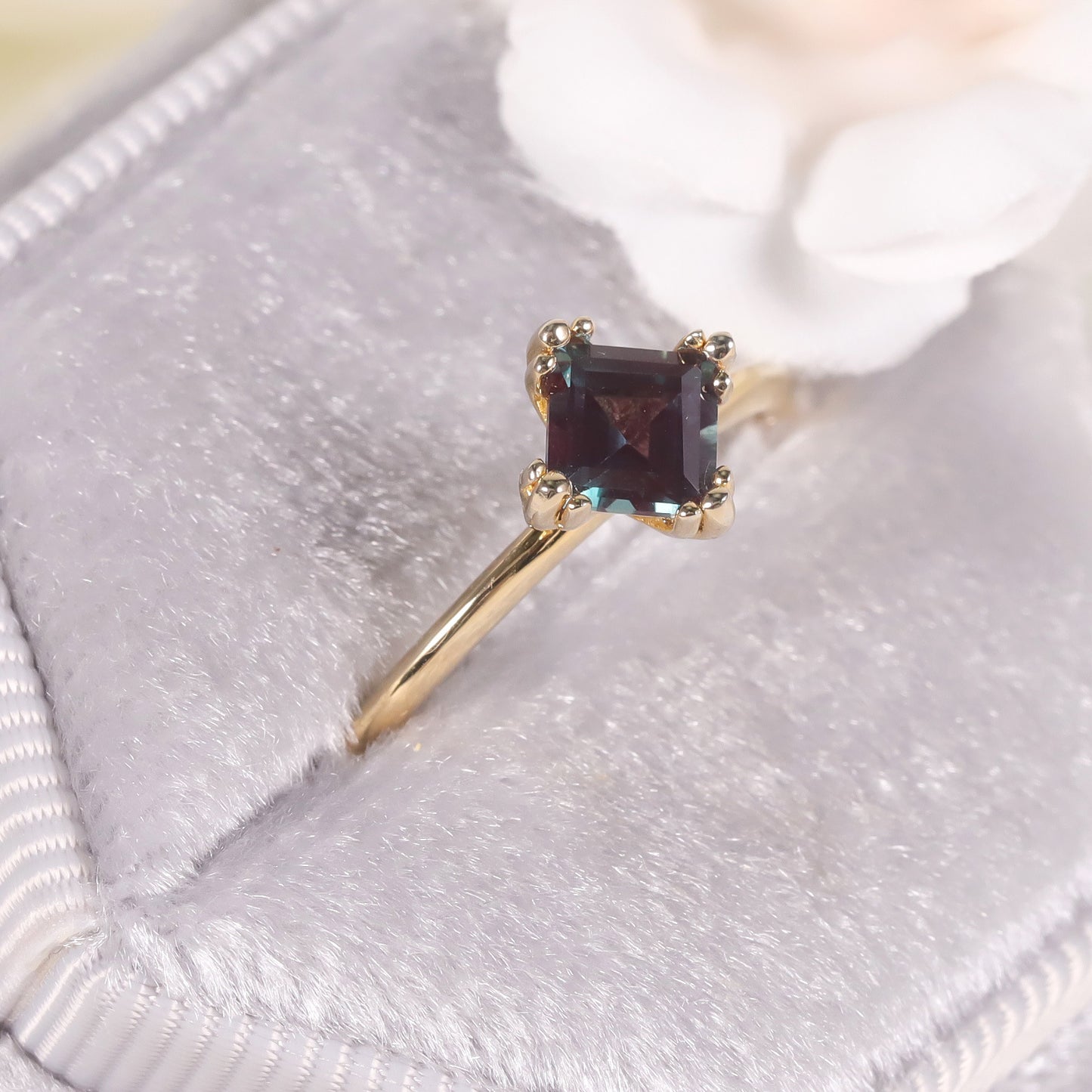 Luxurious Fashion Ring s925Sterling Silver Gold-Plated Lab-Grown Color-Changing Sapphire Square Sapphire Ring