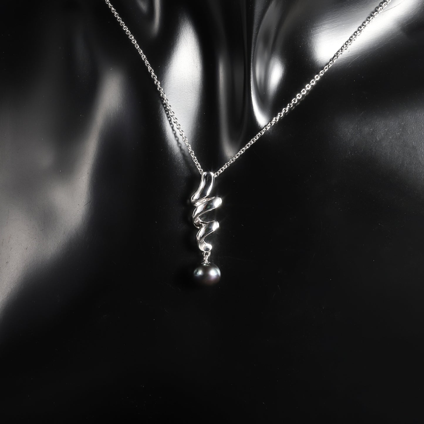 New S925Sterling Silver Natural Freshwater Pearl Necklace Unique Design Fashion Light Luxury Clavicle Chain Necklace Pendant