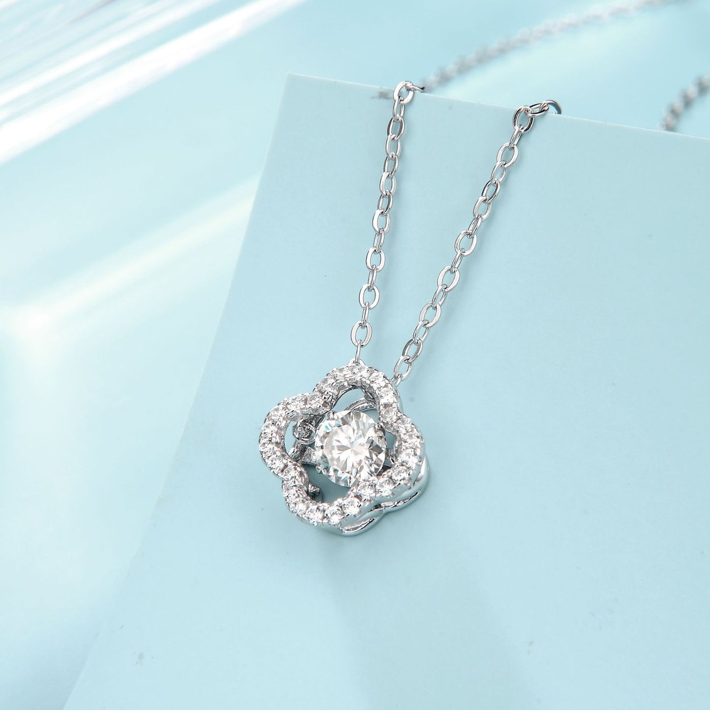 925Silver Fine Craft Inlaid Moissanite Necklace Pendant Versatile Light Luxury Internet Celebrity Design Dynamic Clover Necklace