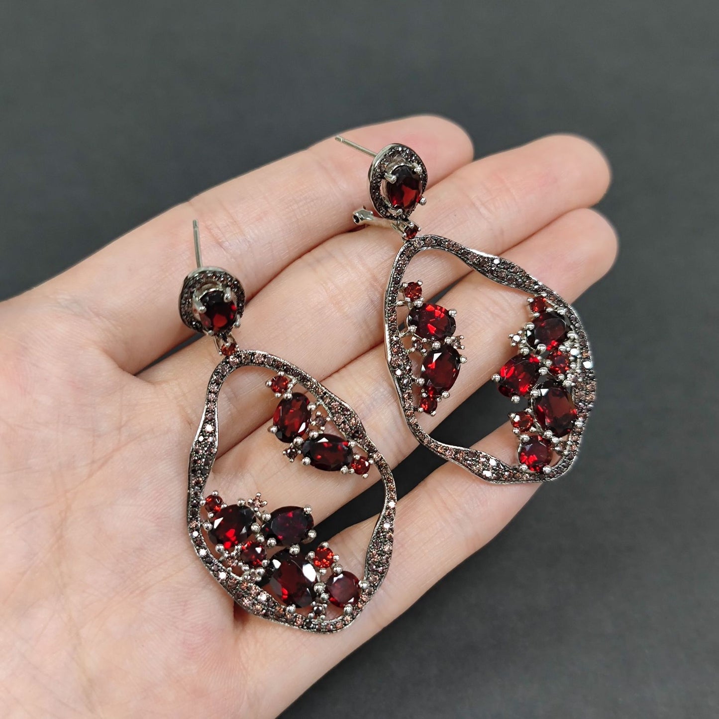 Vintage Old Money Style Gemstone Earrings s925Sterling Silver Inlaid Natural Garnet Earrings Luxurious Crystal Earrings for Women
