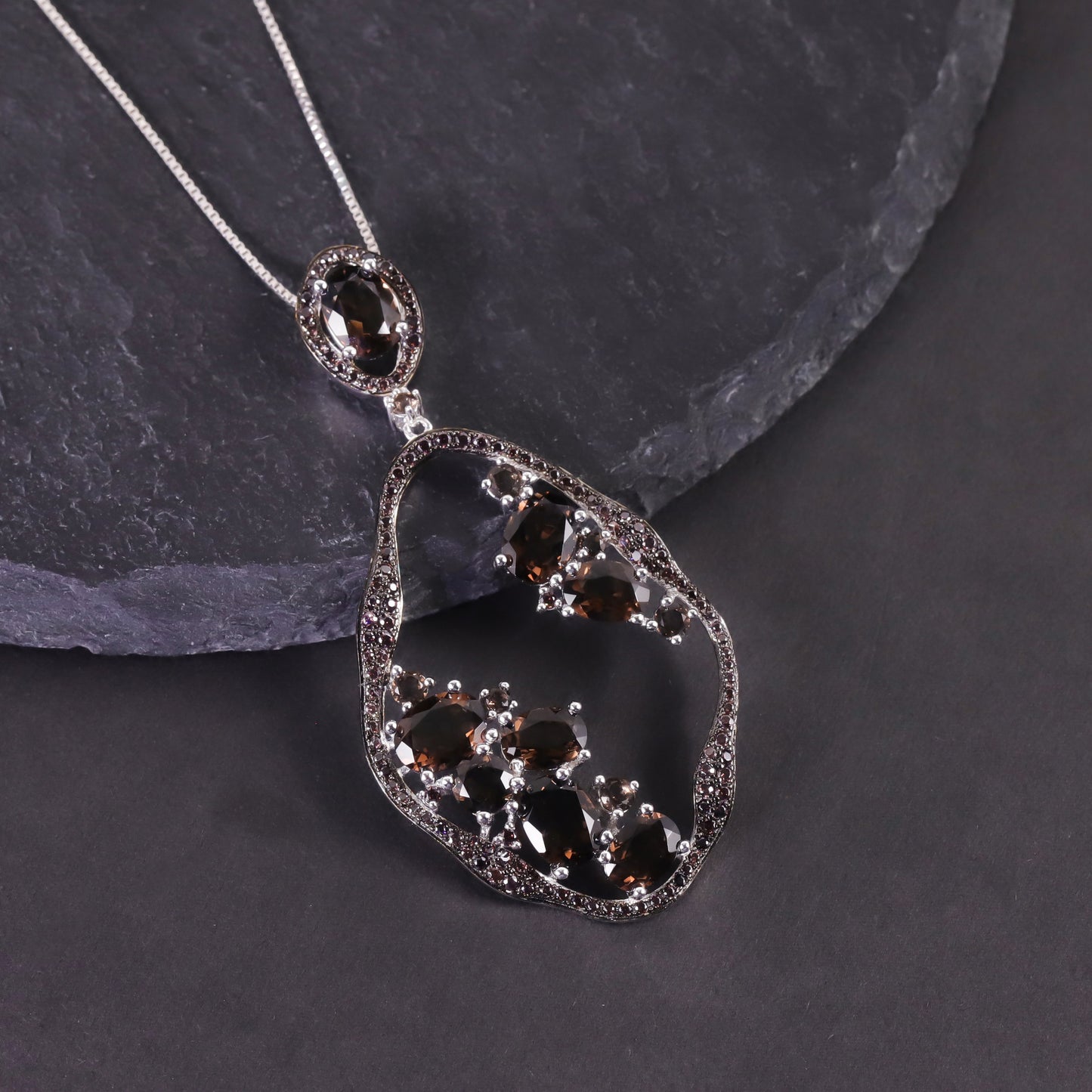 Old Money Style Natural Garnet Necklace s925Sterling Silver Inlaid Crystal Pendant Niche Irregular Pendants Women