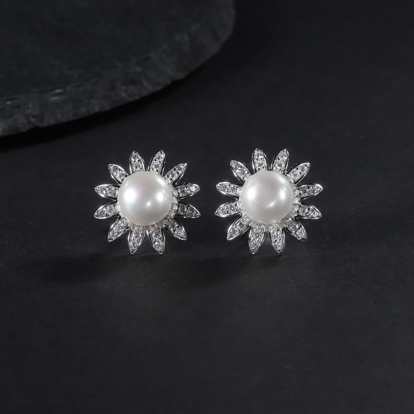 New arrival natural freshwater pearl earrings for women Sunflower Design Fashionable Light Luxury High-end Feel S925Sterling Silver Stud Earrings