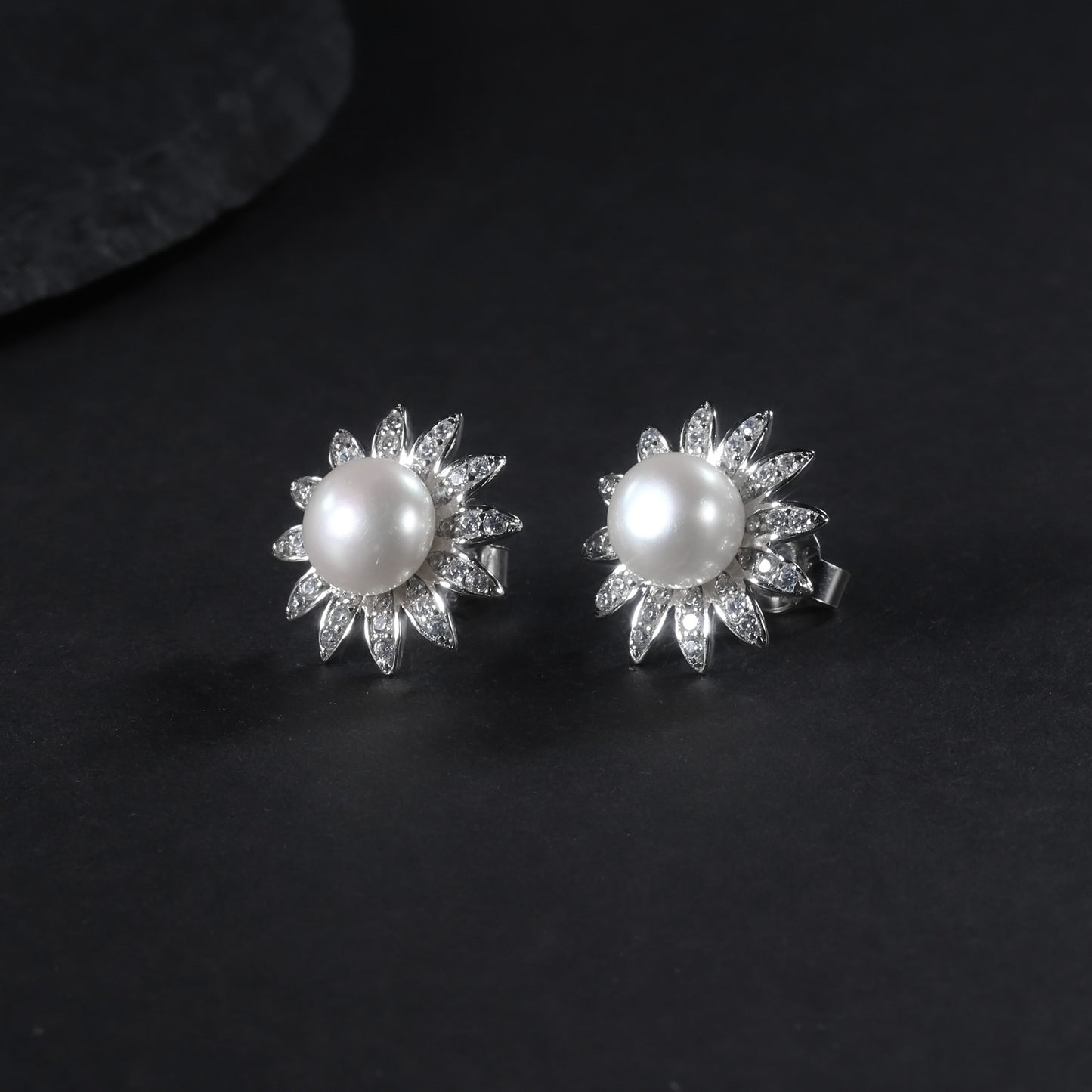 New arrival natural freshwater pearl earrings for women Sunflower Design Fashionable Light Luxury High-end Feel S925Sterling Silver Stud Earrings