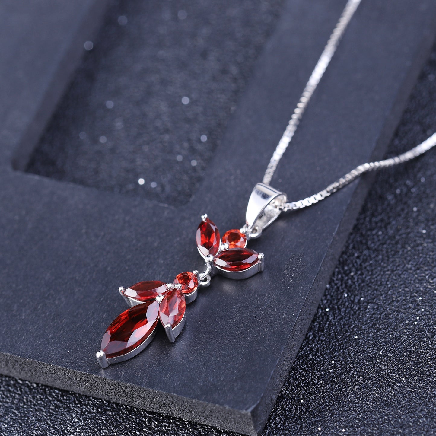 Design Sense Natural Gemstone Pendant Unique Maple Leaf Shape Inlaid with Garnet s925Silver Necklace Pendant