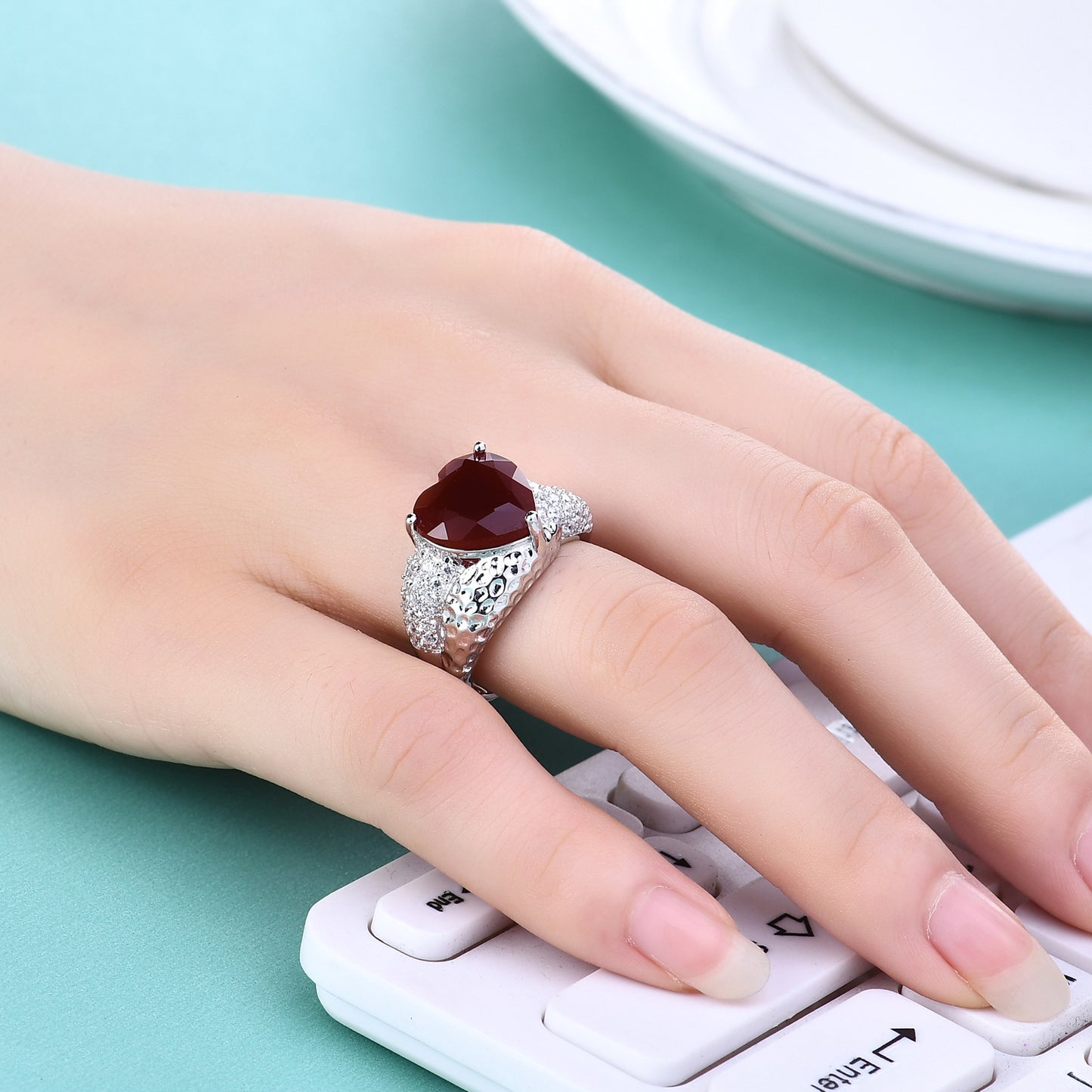 New Retro Style Designer Ring with a Sense of Design s925Sterling Silver Inlaid Heart-Shaped Gemstone Ring