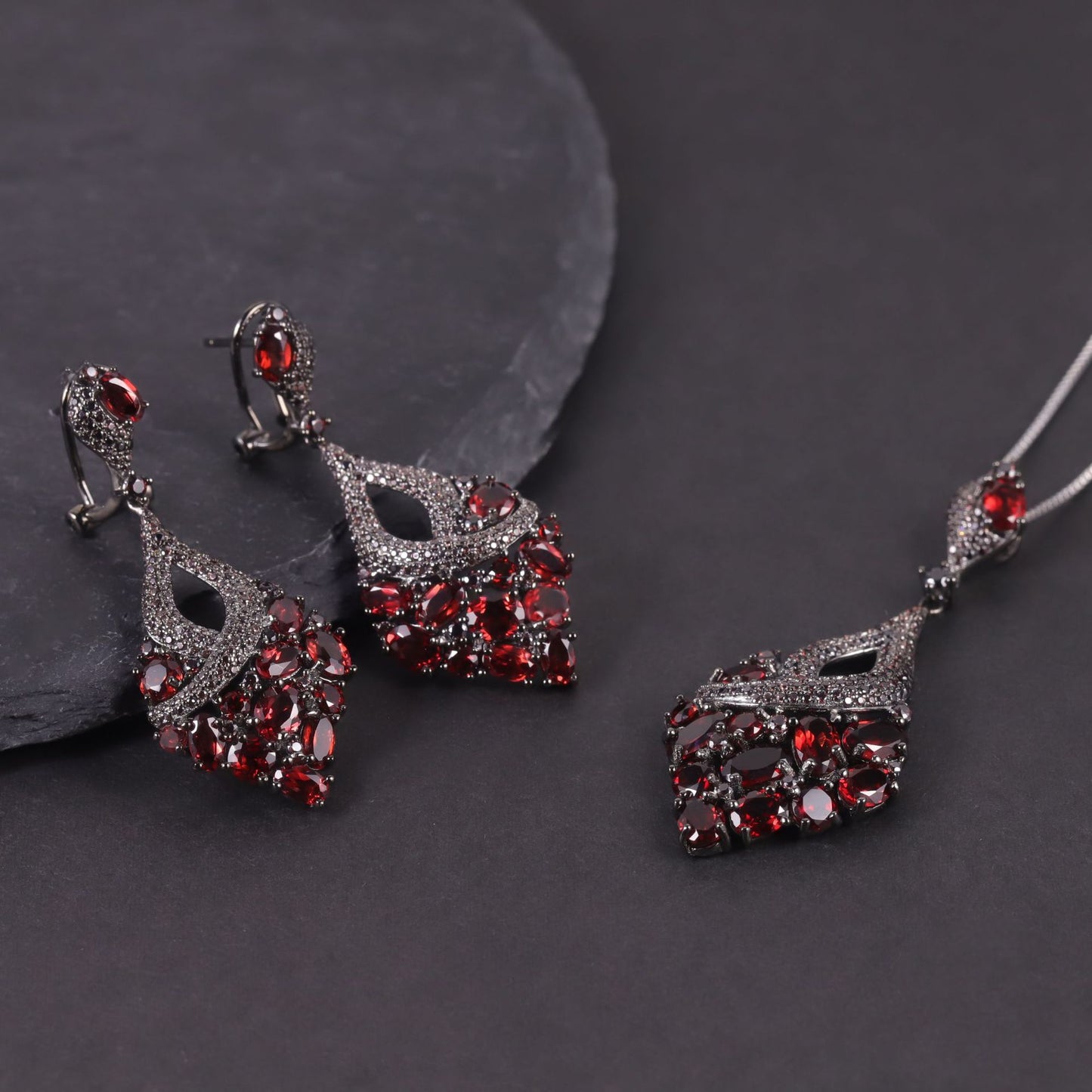 Popular Natural Crystal Garnet Necklace Black s925Sterling Silver Inlaid Colored Gemstone Pendant Retro