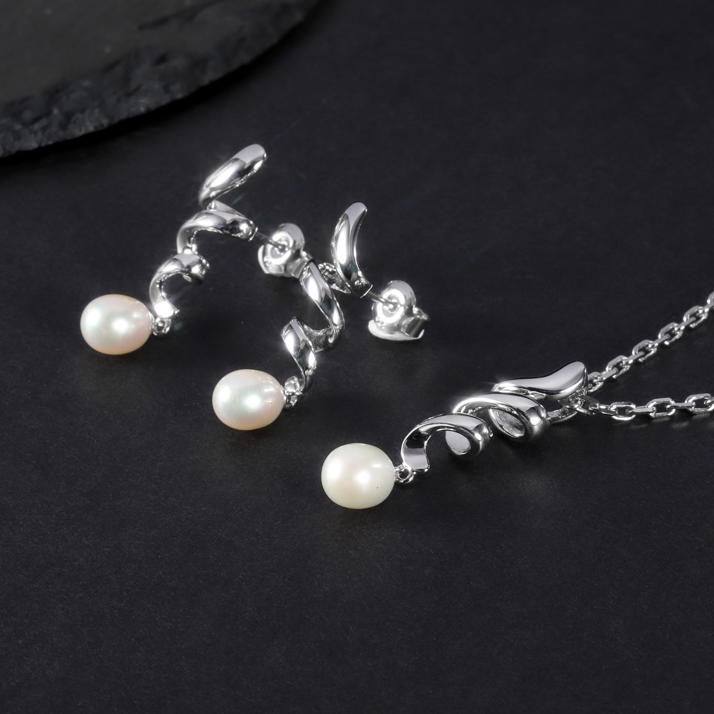 New S925Sterling Silver Natural Freshwater Pearl Necklace Unique Design Fashion Light Luxury Clavicle Chain Necklace Pendant