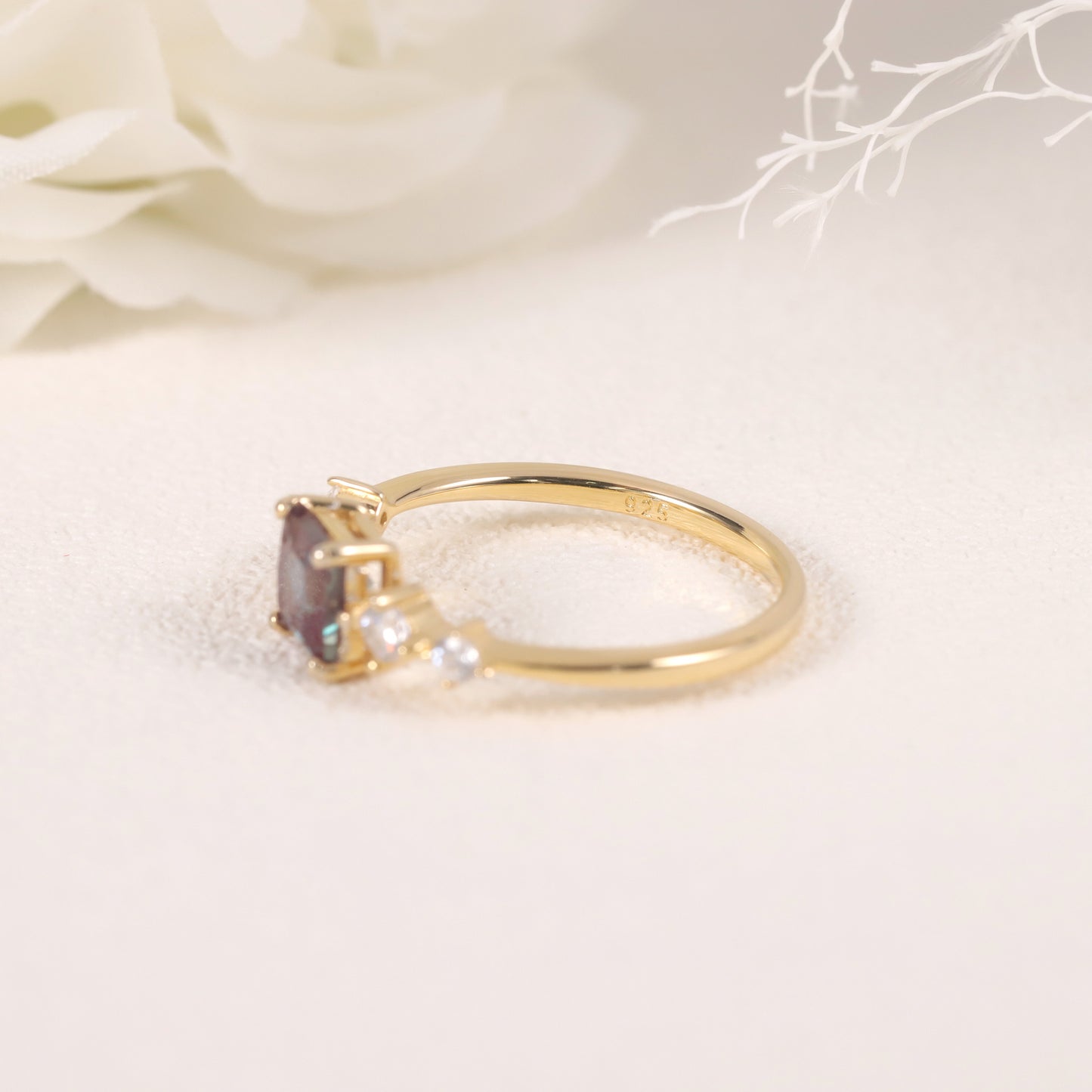 Fashionable and Unique Rings s925Sterling Silver Gold-Plated Lab-Treated Color-Changing Sapphire Square Sapphire Ring