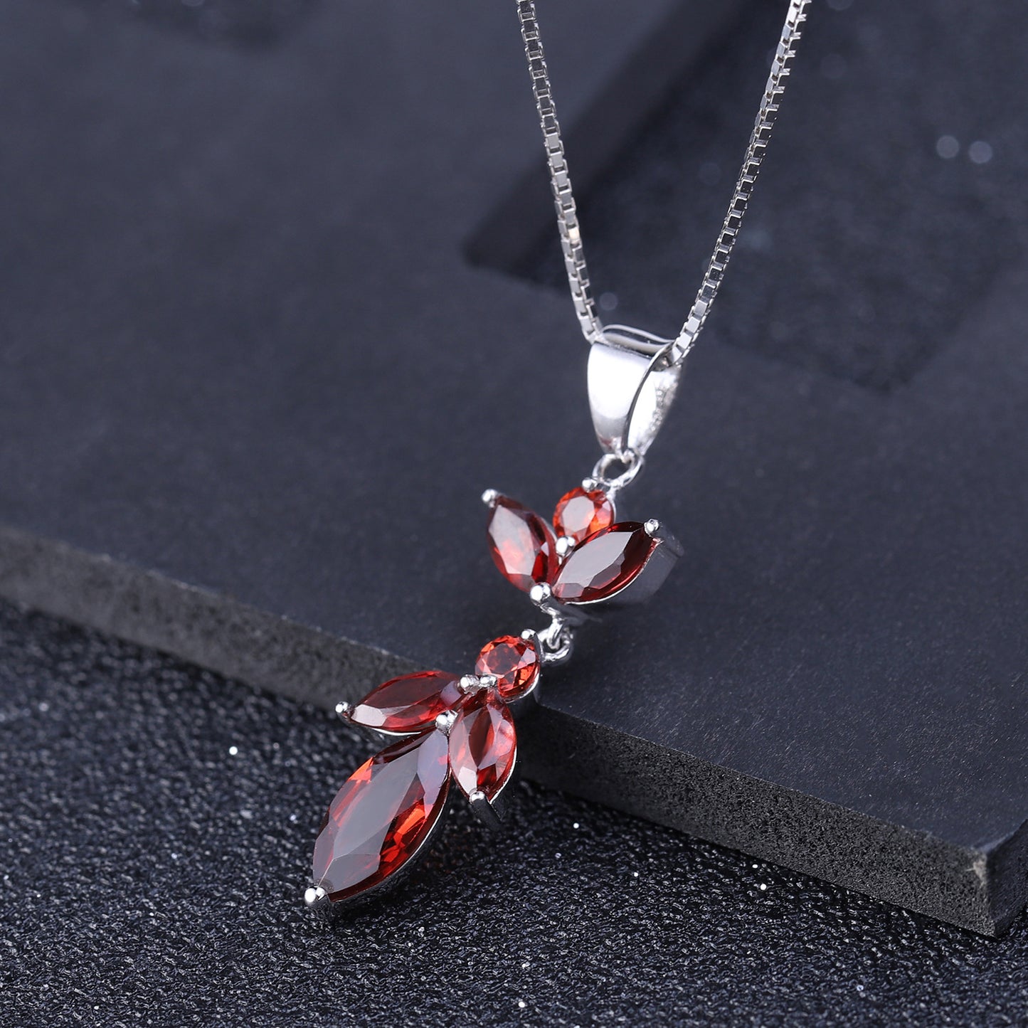 Design Sense Natural Gemstone Pendant Unique Maple Leaf Shape Inlaid with Garnet s925Silver Necklace Pendant