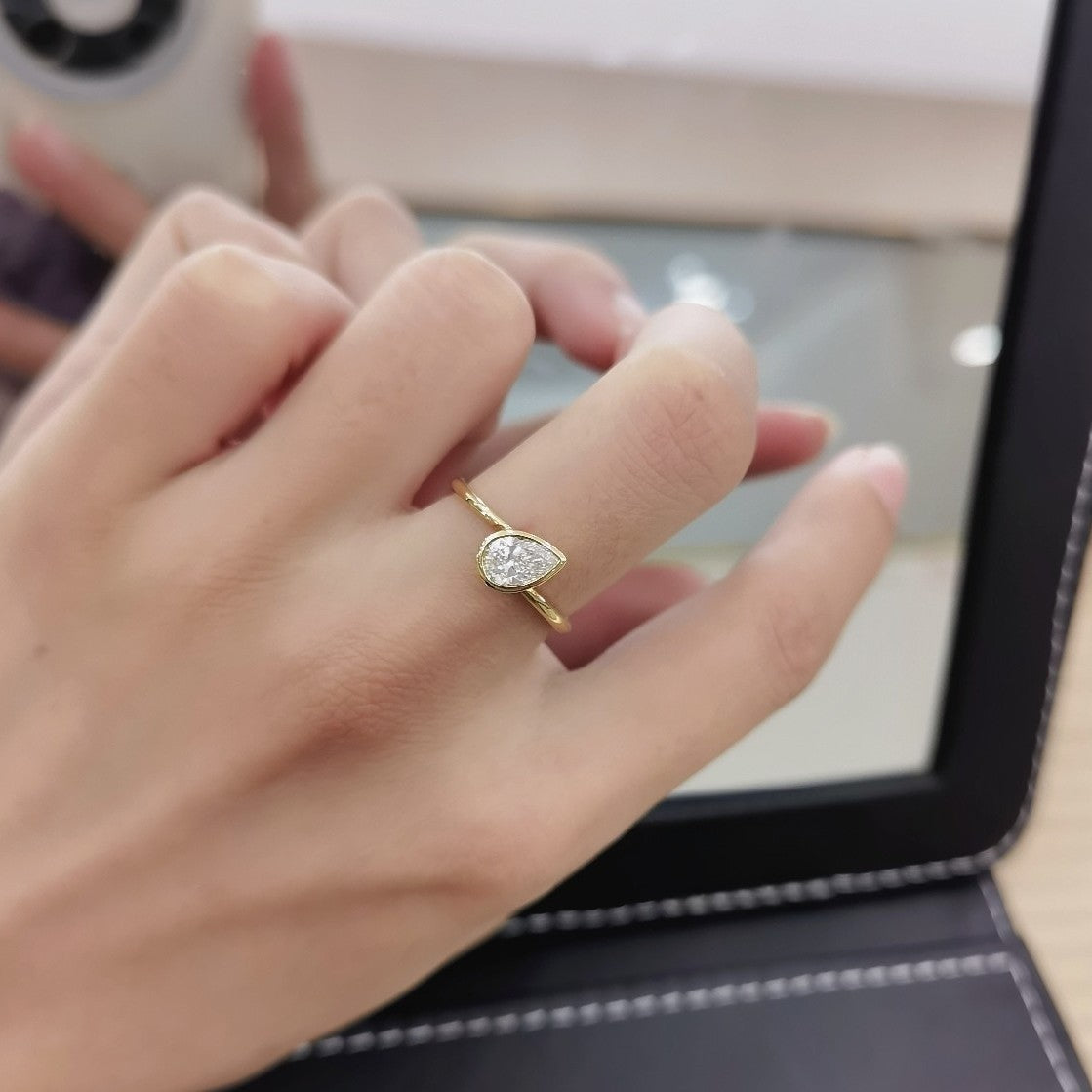 Exquisite and high-quality18k Gold Diamond Ring0.6Carat Cultivated Diamond Twist Arm Water Drop Pear Shape Wedding Ring k Gold ring
