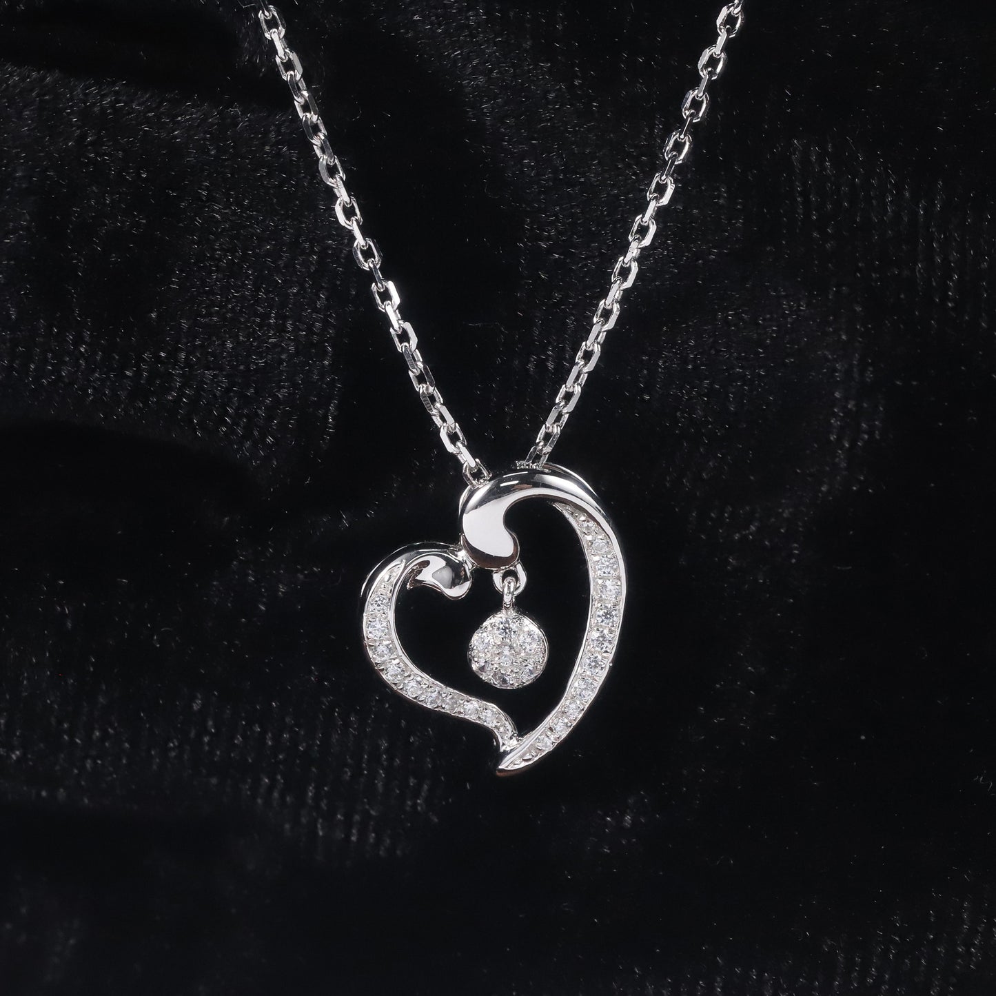 Luxurious and Versatile Heart-Shaped Collarbone Chain9/10/14/18k Gold Cultivated Diamond Necklace