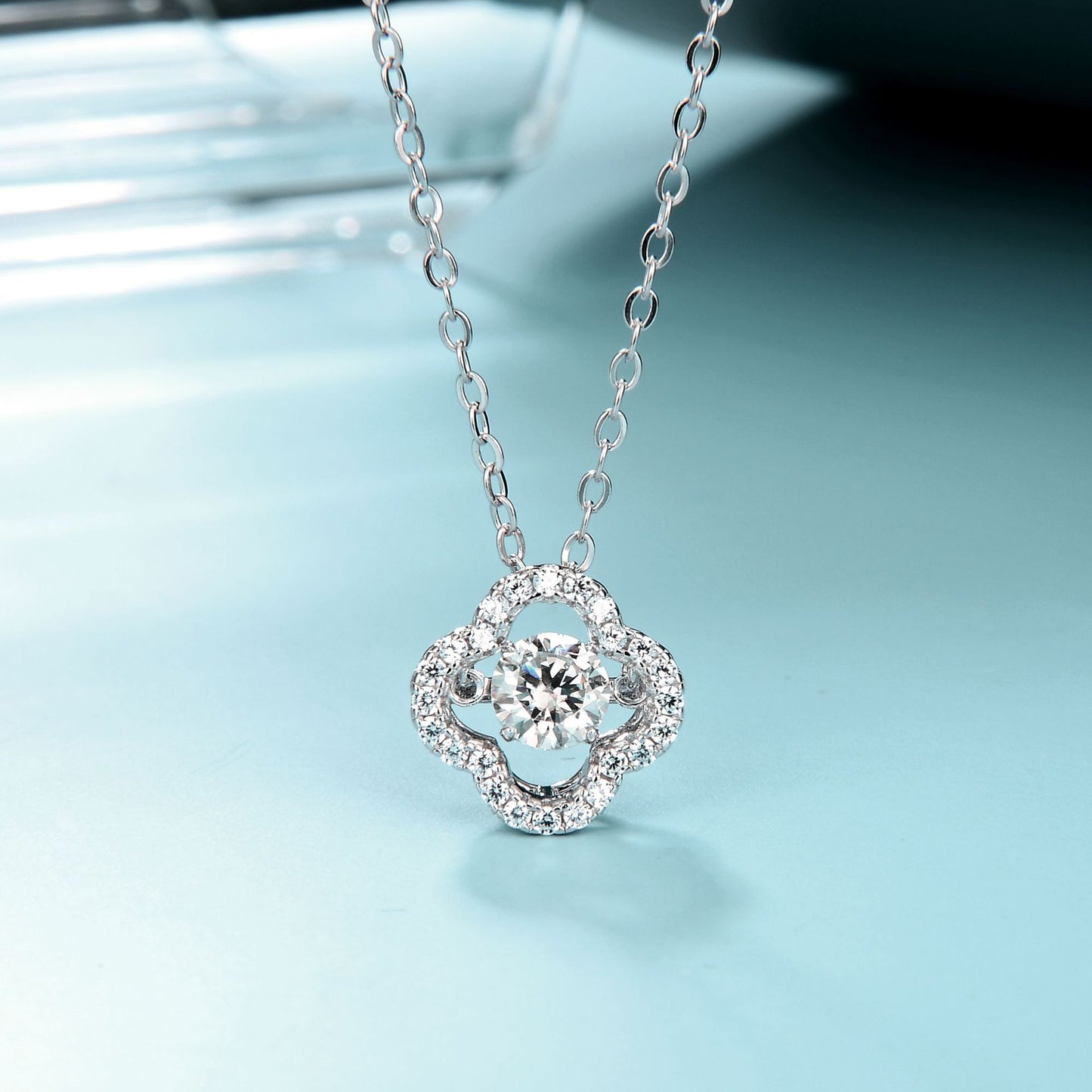 925Silver Fine Craft Inlaid Moissanite Necklace Pendant Versatile Light Luxury Internet Celebrity Design Dynamic Clover Necklace