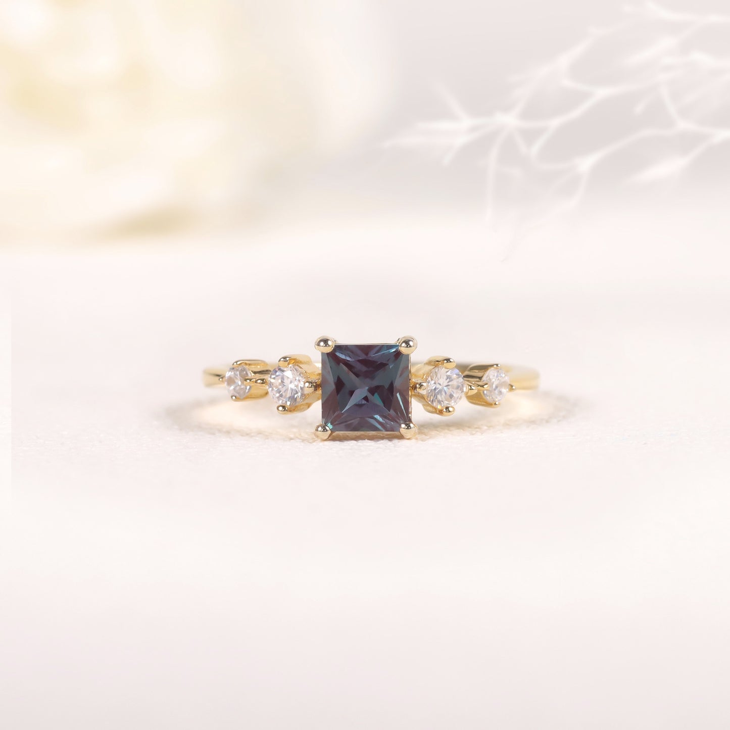 Fashionable and Unique Rings s925Sterling Silver Gold-Plated Lab-Treated Color-Changing Sapphire Square Sapphire Ring