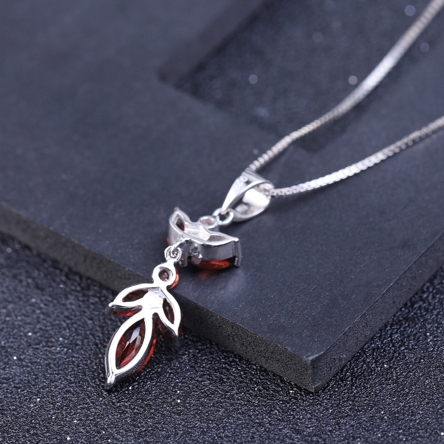 Design Sense Natural Gemstone Pendant Unique Maple Leaf Shape Inlaid with Garnet s925Silver Necklace Pendant