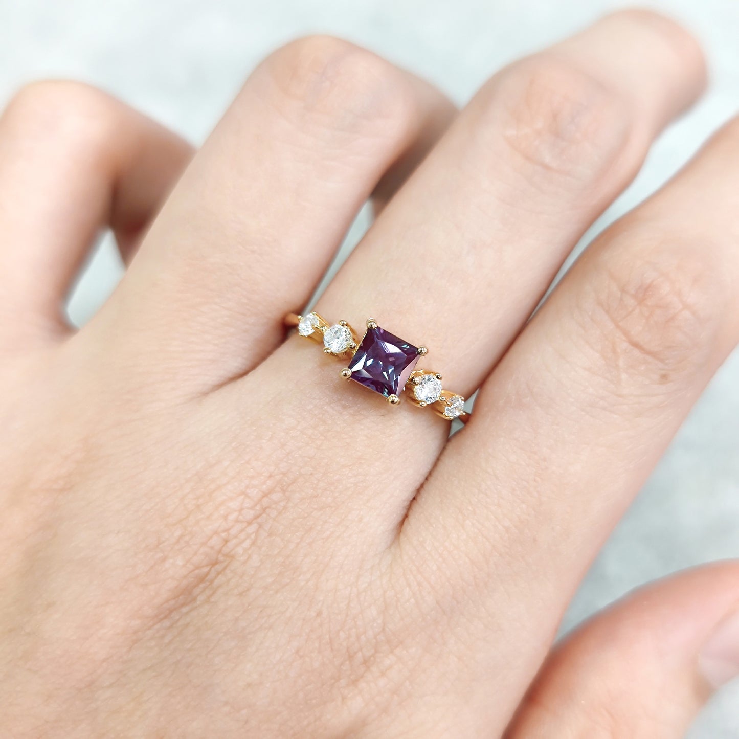 Fashionable and Unique Rings s925Sterling Silver Gold-Plated Lab-Treated Color-Changing Sapphire Square Sapphire Ring