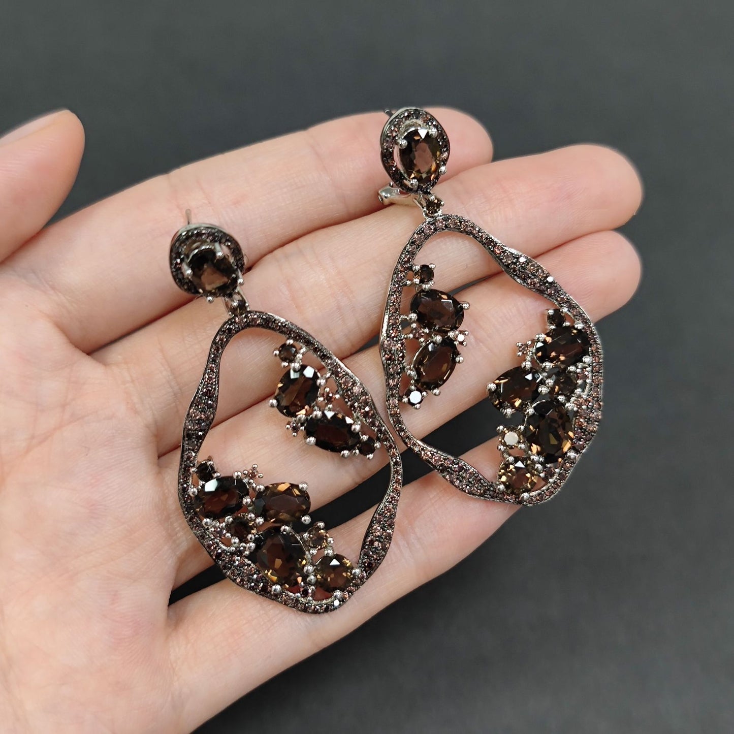Vintage Old Money Style Gemstone Earrings s925Sterling Silver Inlaid Natural Garnet Earrings Luxurious Crystal Earrings for Women
