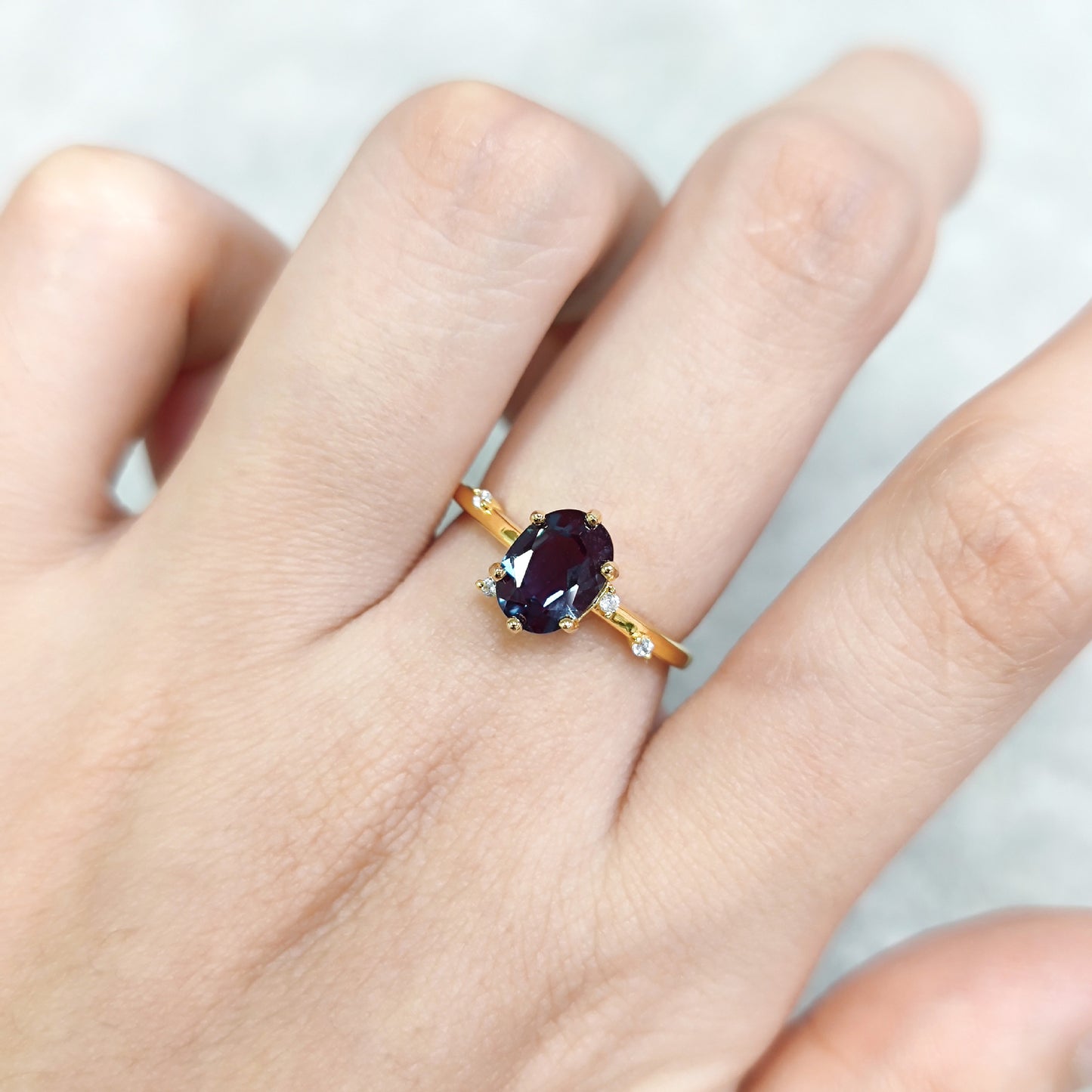 Fashionable and Unique Rings s925Sterling Silver Gold-Plated Single Lab-Grown Color-Changing Sapphire Ring for Men and Women