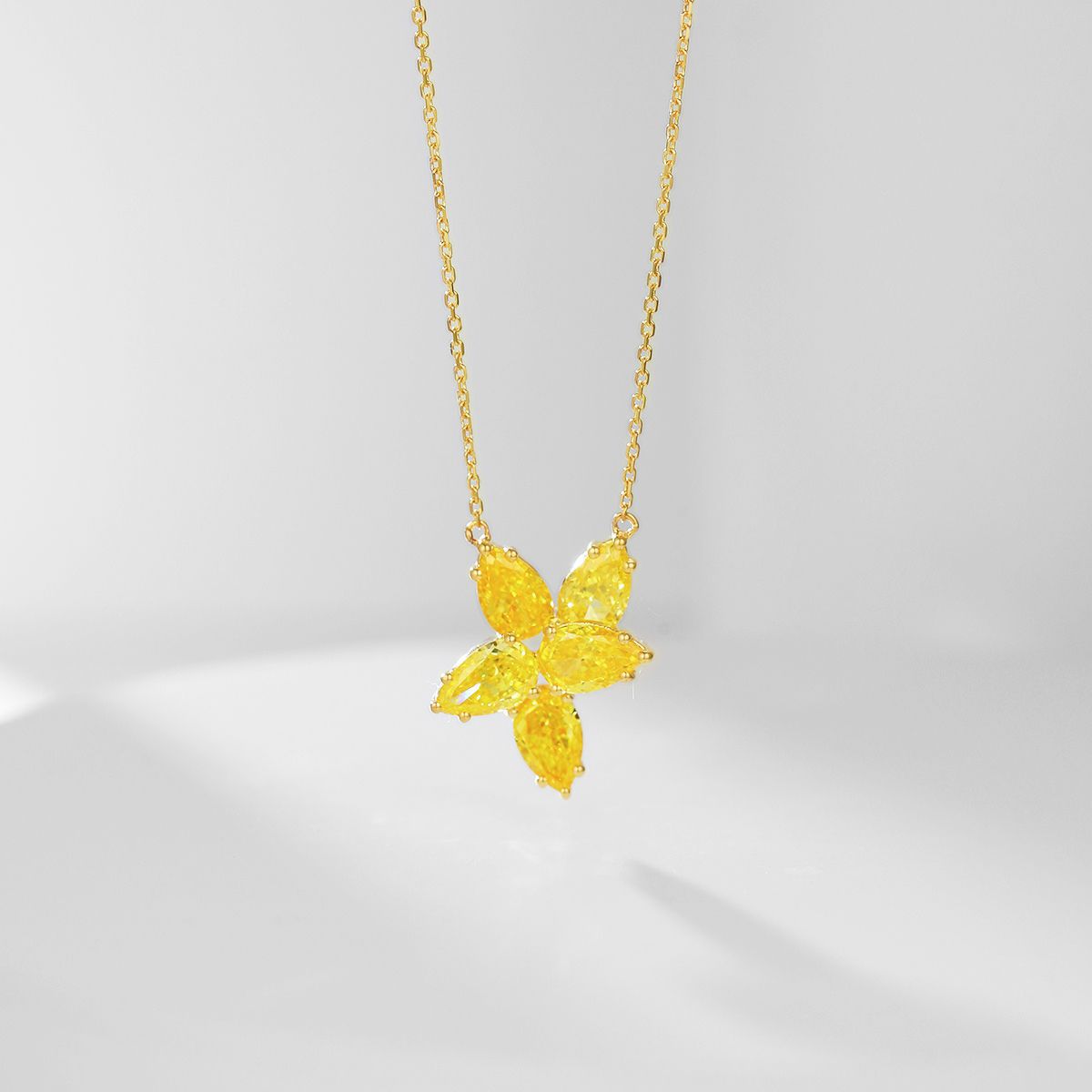ins Wind14k Gold Necklace with Cultivated Diamonds2.6Carat k Irregular Petal Yellow Diamond Necklace with Gold Clavicle Chain