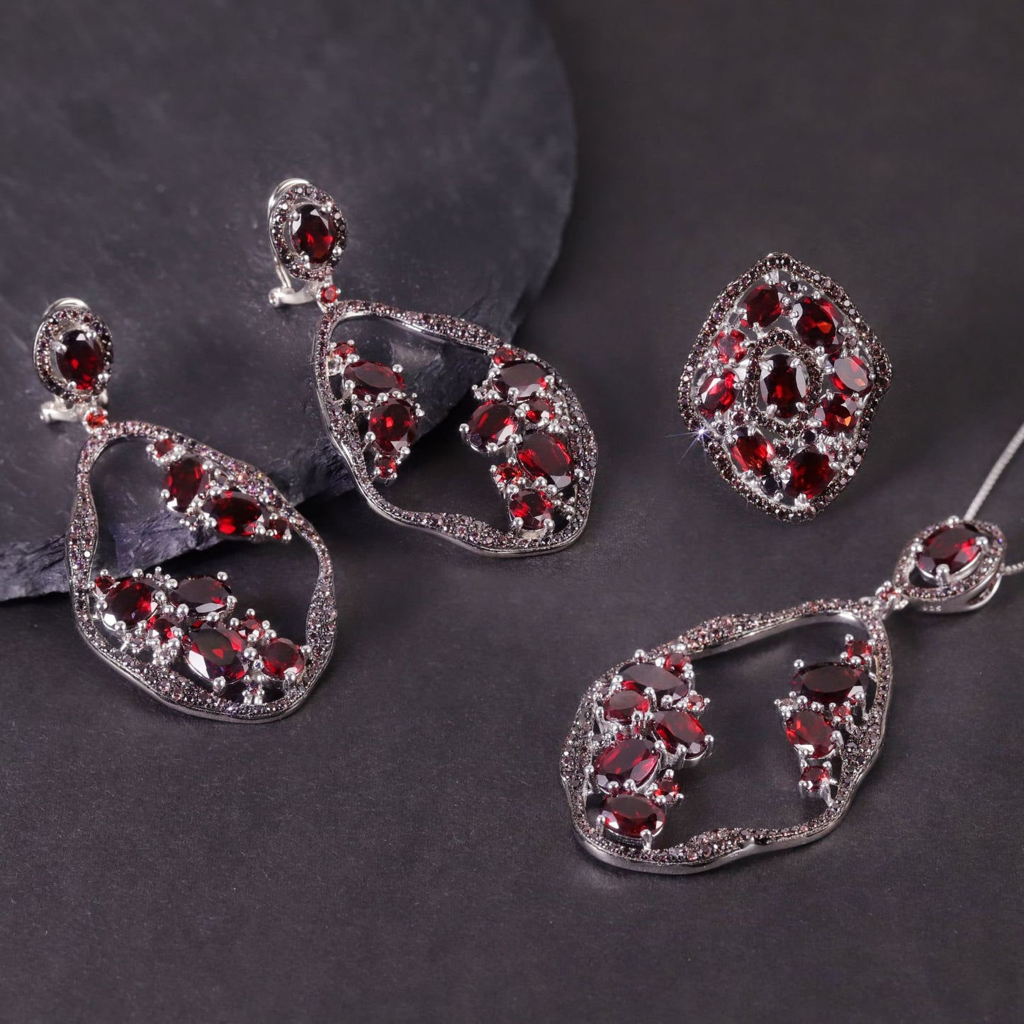 Vintage Old Money Style Gemstone Earrings s925Sterling Silver Inlaid Natural Garnet Earrings Luxurious Crystal Earrings for Women