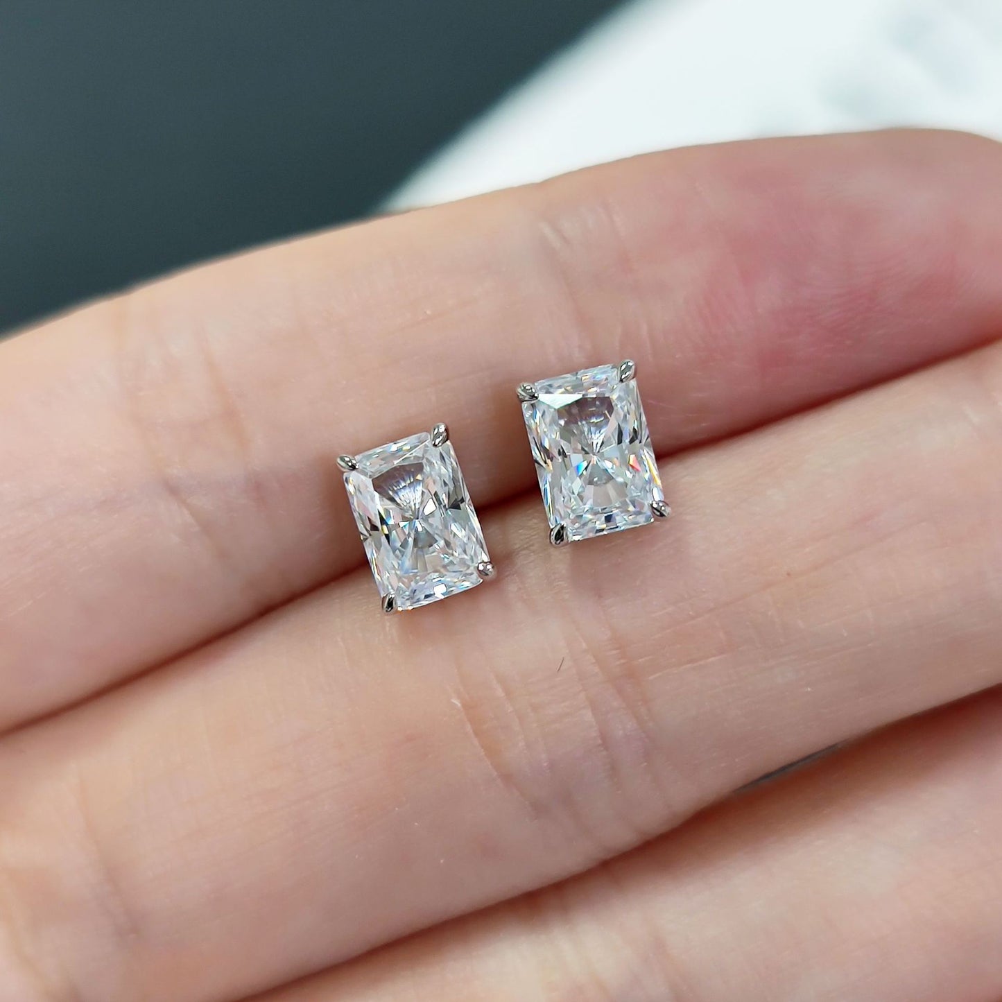 K Gold earrings with four prongs1.5Carat Moissanite Earrings Platinum9/10/14/18K Gold Earrings with a High-End Feel