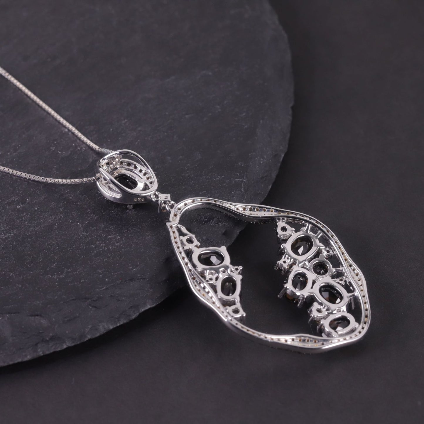 Old Money Style Natural Garnet Necklace s925Sterling Silver Inlaid Crystal Pendant Niche Irregular Pendants Women