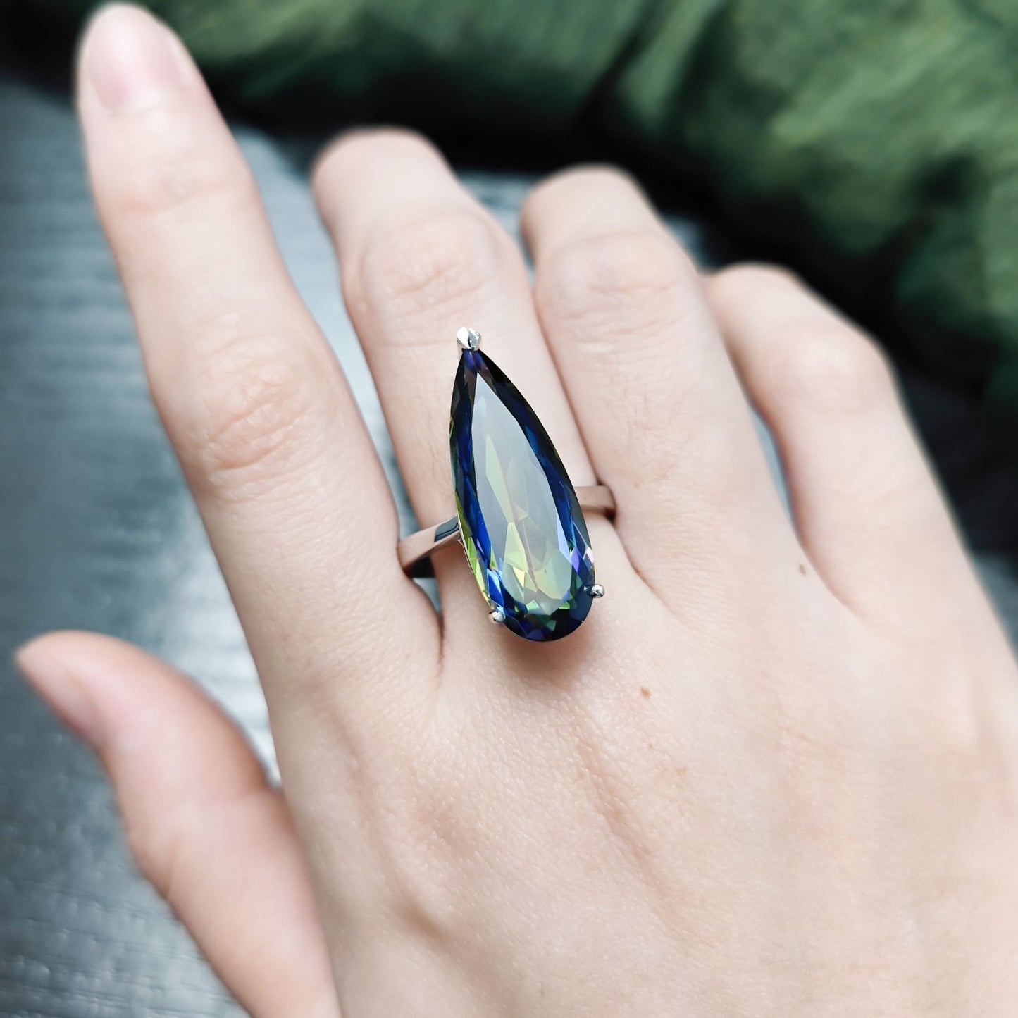 Exaggerated Ring with Extra Large Carat s925Sterling Silver Inlaid with Natural Green Chalcedony Crystal11Carat Wind Ring for Men and Women
