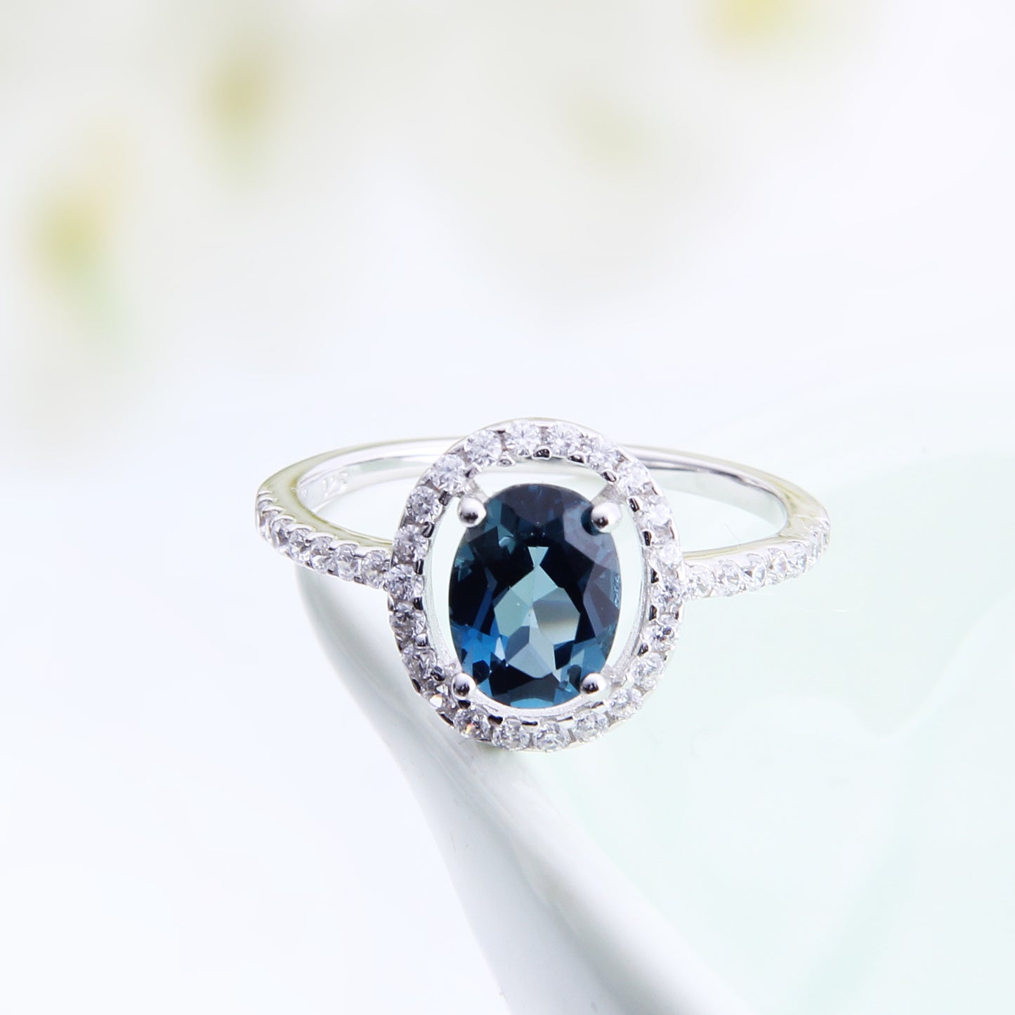 Minimalist Natural Gemstone Ring for Women Fashion Temperament s925Silver Inlaid Garnet Gemstone Crystal Ring
