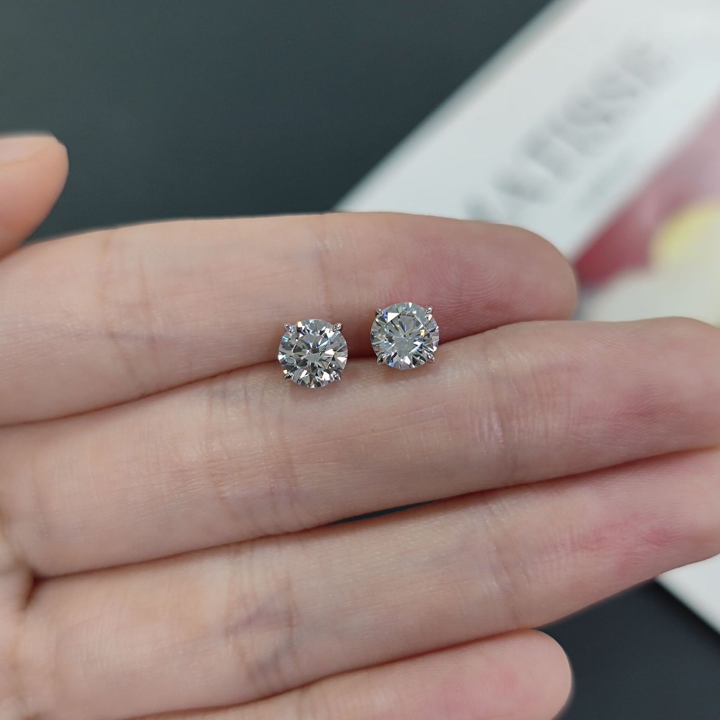 Small and Exquisite0.5/1/2Carat Moissanite Earrings with Four Claws s925Sterling Silver Moissanite Stud Earrings