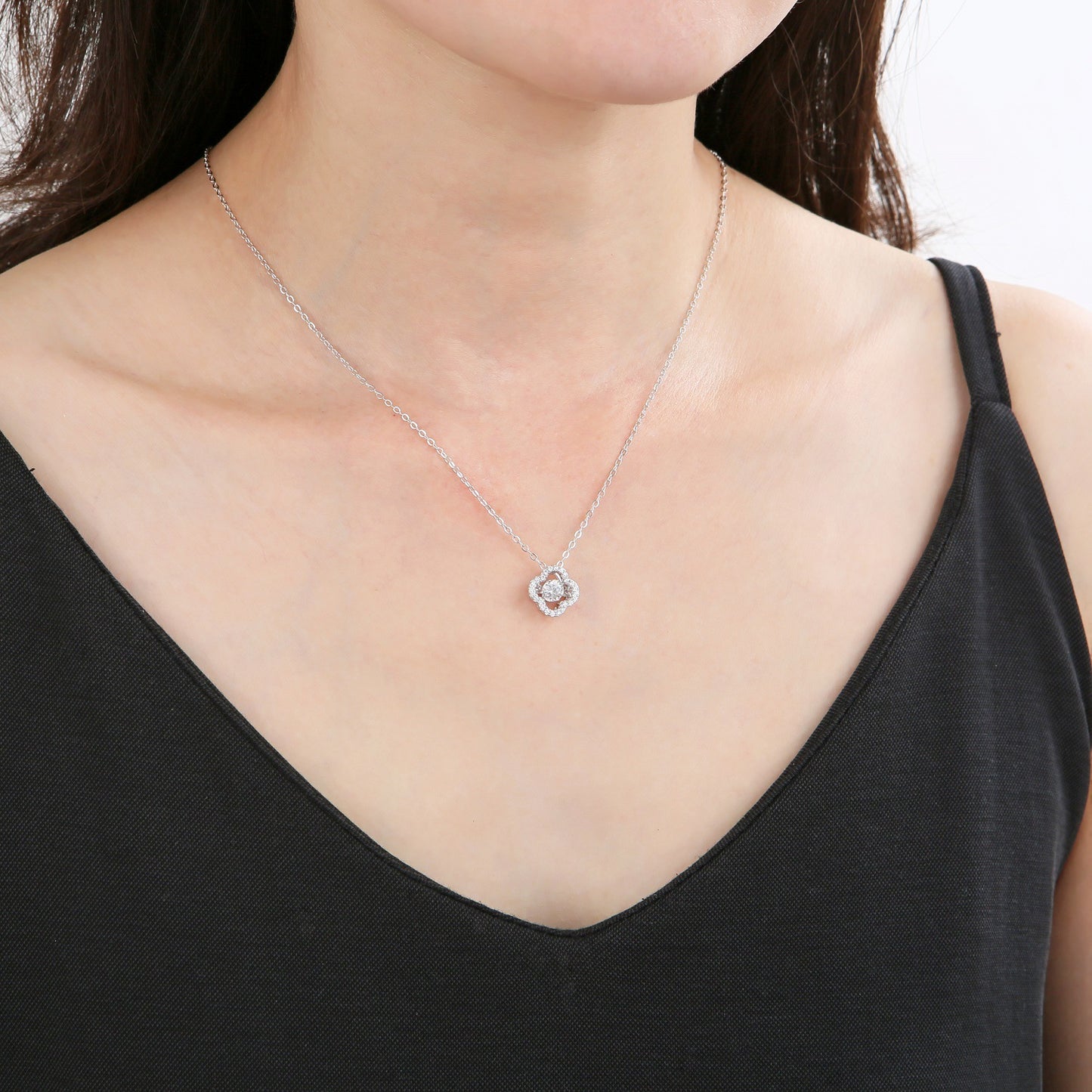 925Silver Fine Craft Inlaid Moissanite Necklace Pendant Versatile Light Luxury Internet Celebrity Design Dynamic Clover Necklace