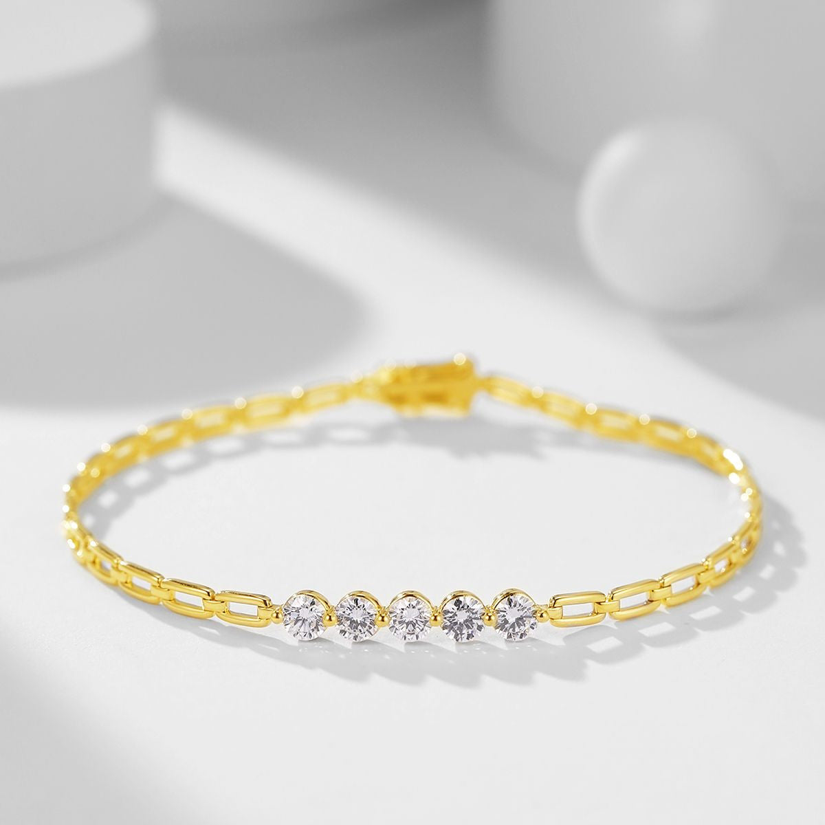 Fashionable and Simple18k Gold Bracelet Inlaid with Cultivated Diamonds Small Diamond Bracelet High-end Jewelry Au750Hollow Bracelet Gold