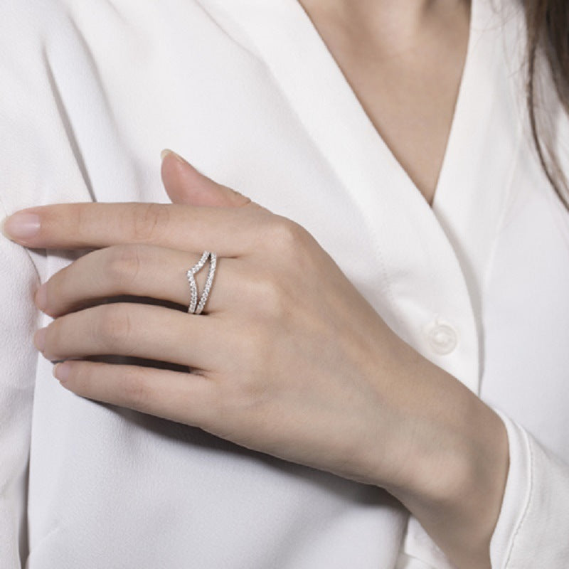 Minimalist Fashion Luxury Women's Moissanite Ring s925Sterling Silver Inlaid Moissanite Gemstone One Word v Character Ring
