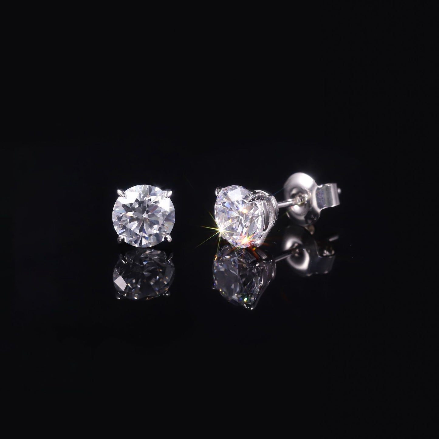 Small and Exquisite0.5/1/2Carat Moissanite Earrings with Four Claws s925Sterling Silver Moissanite Stud Earrings