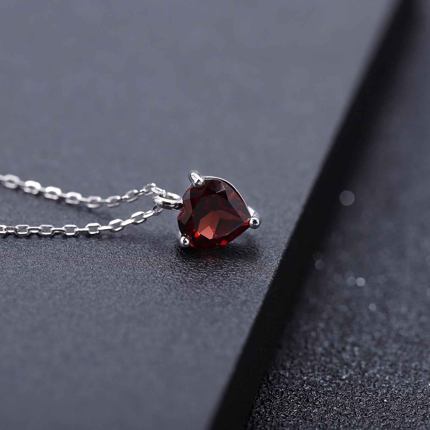 Fashionable Light Luxury Simple Natural Garnet Heart Pendant Clavicle Chain s925Silver Inlaid Gemstone Necklace Pendant