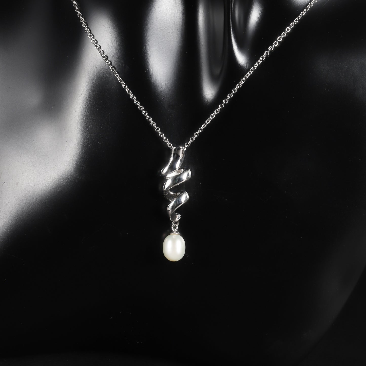 New S925Sterling Silver Natural Freshwater Pearl Necklace Unique Design Fashion Light Luxury Clavicle Chain Necklace Pendant