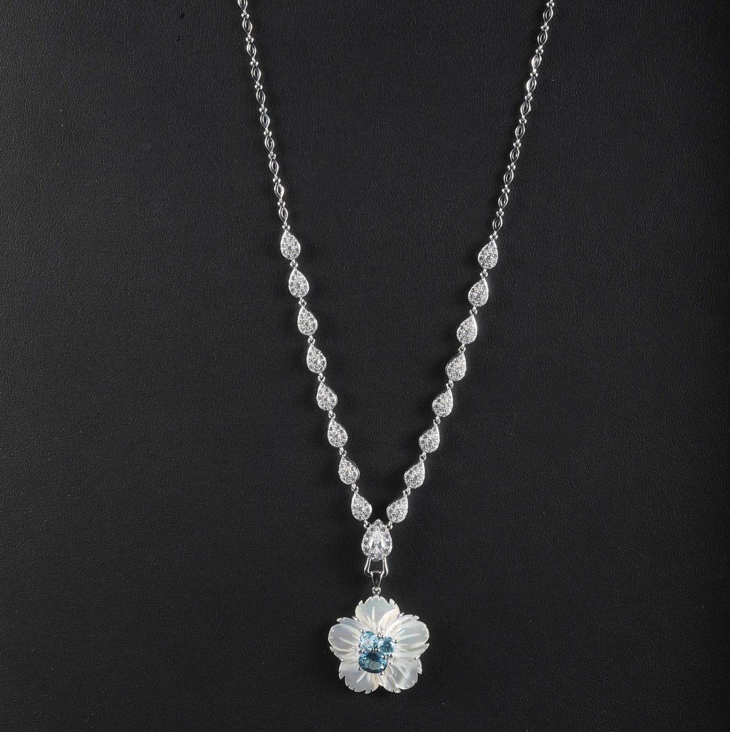 Popular ins Elegant Birthday Gift Shell Natural Topaz Pendant Universal Chain Flower Clavicle Necklace