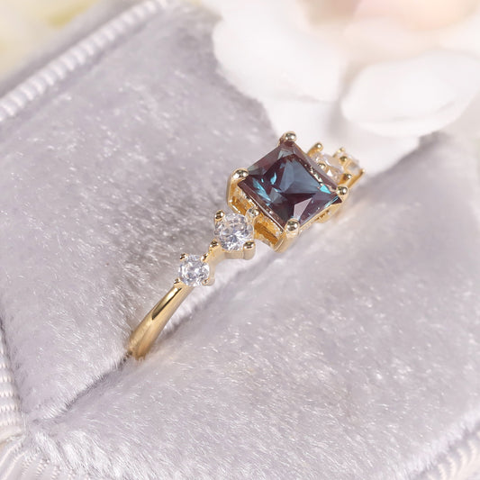 Fashionable and Unique Rings s925Sterling Silver Gold-Plated Lab-Treated Color-Changing Sapphire Square Sapphire Ring