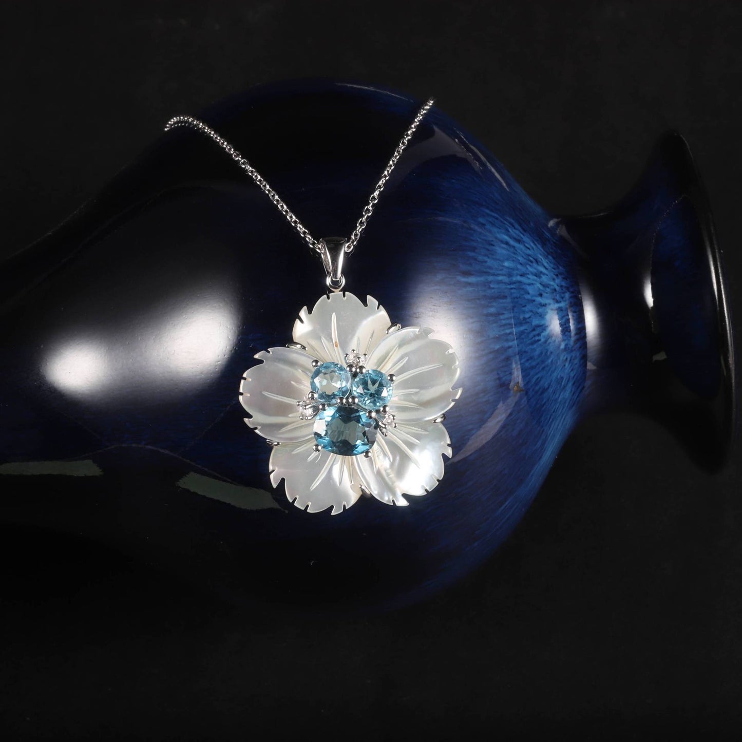 Popular ins Elegant Birthday Gift Shell Natural Topaz Pendant Universal Chain Flower Clavicle Necklace