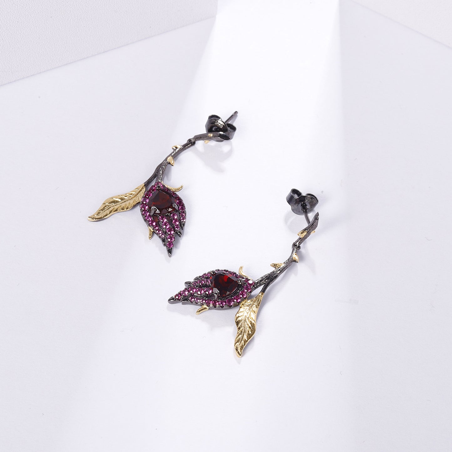 Designer High-End Floral Earrings Natural Style Design s925Silver Natural Garnet Stud Earrings