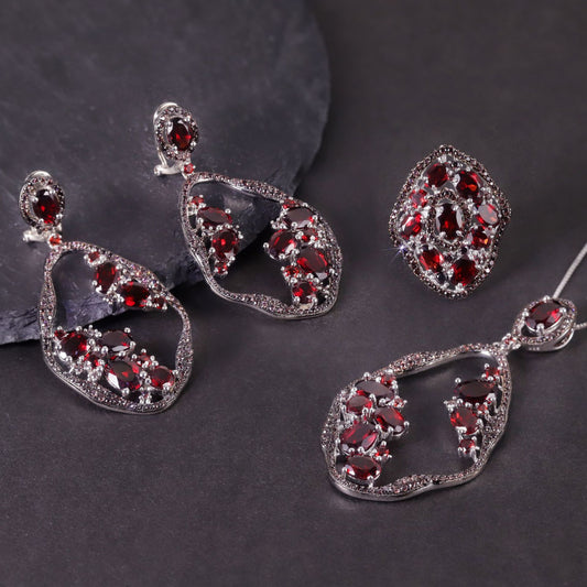 Vintage Old Money Style Gemstone Earrings s925Sterling Silver Inlaid Natural Garnet Earrings Luxurious Crystal Earrings for Women