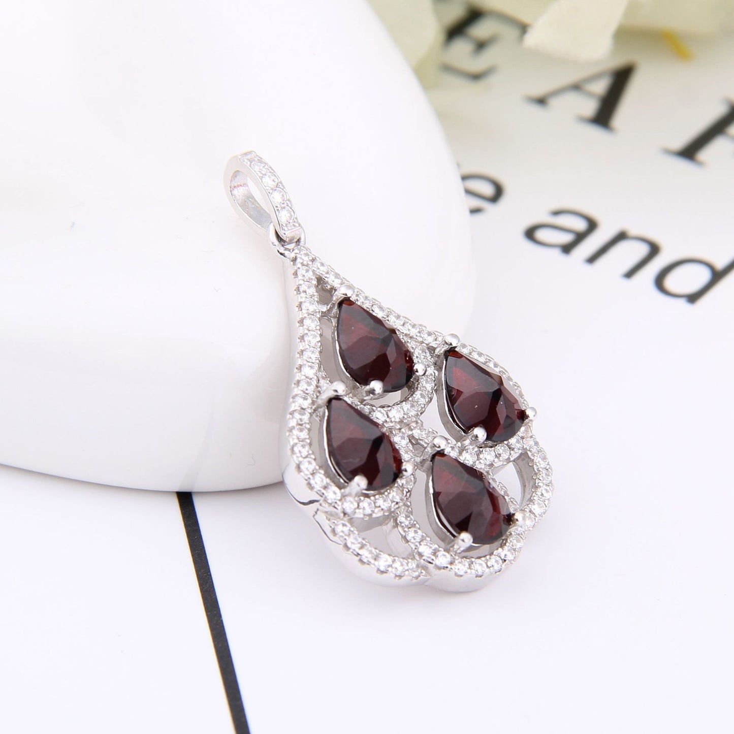 Natural Garnet Necklace Fashionable and Elegant High-end Feel s925Silver Inlaid Gemstone Natural Colored Gems Necklace Pendant