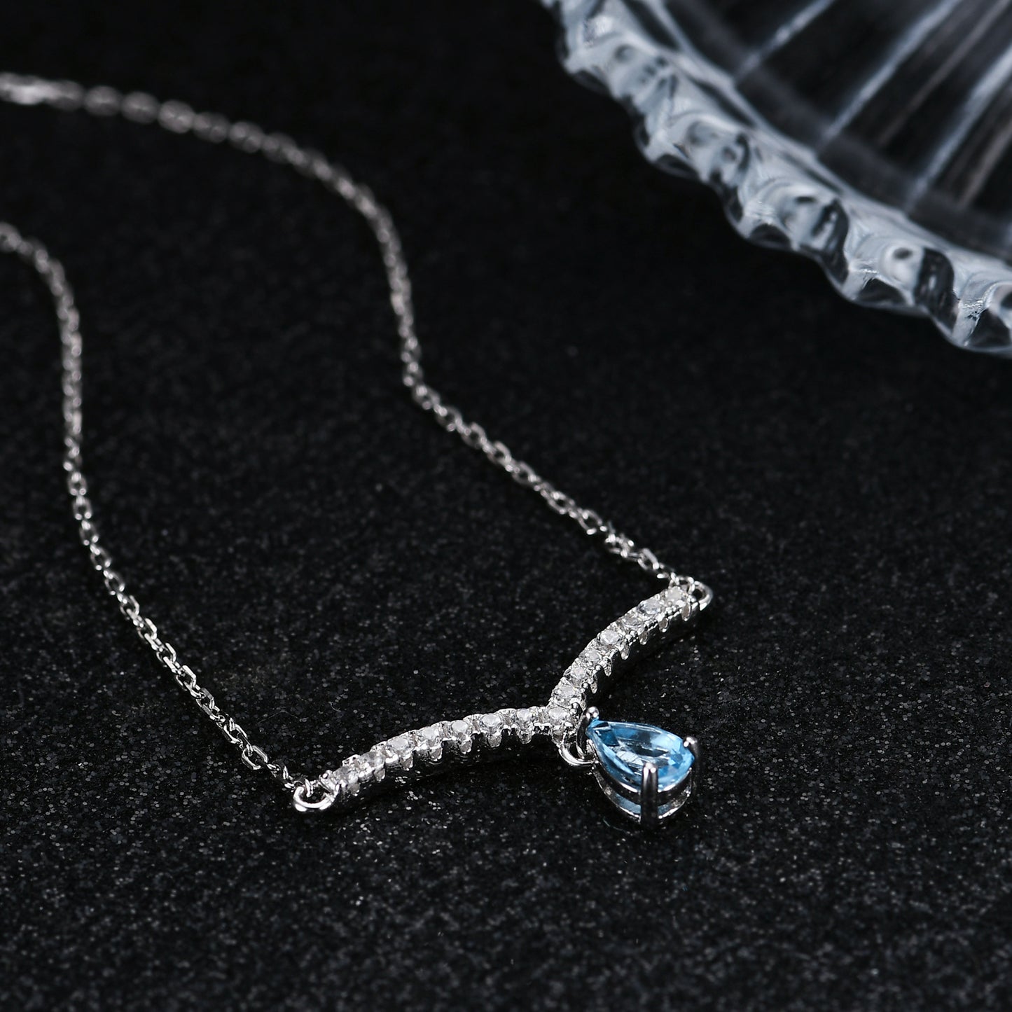 Light Luxury v Letter Shape Design Sense Gemstone Necklace s925Silver Inlaid Natural Gemstone Topaz Necklace Pendant