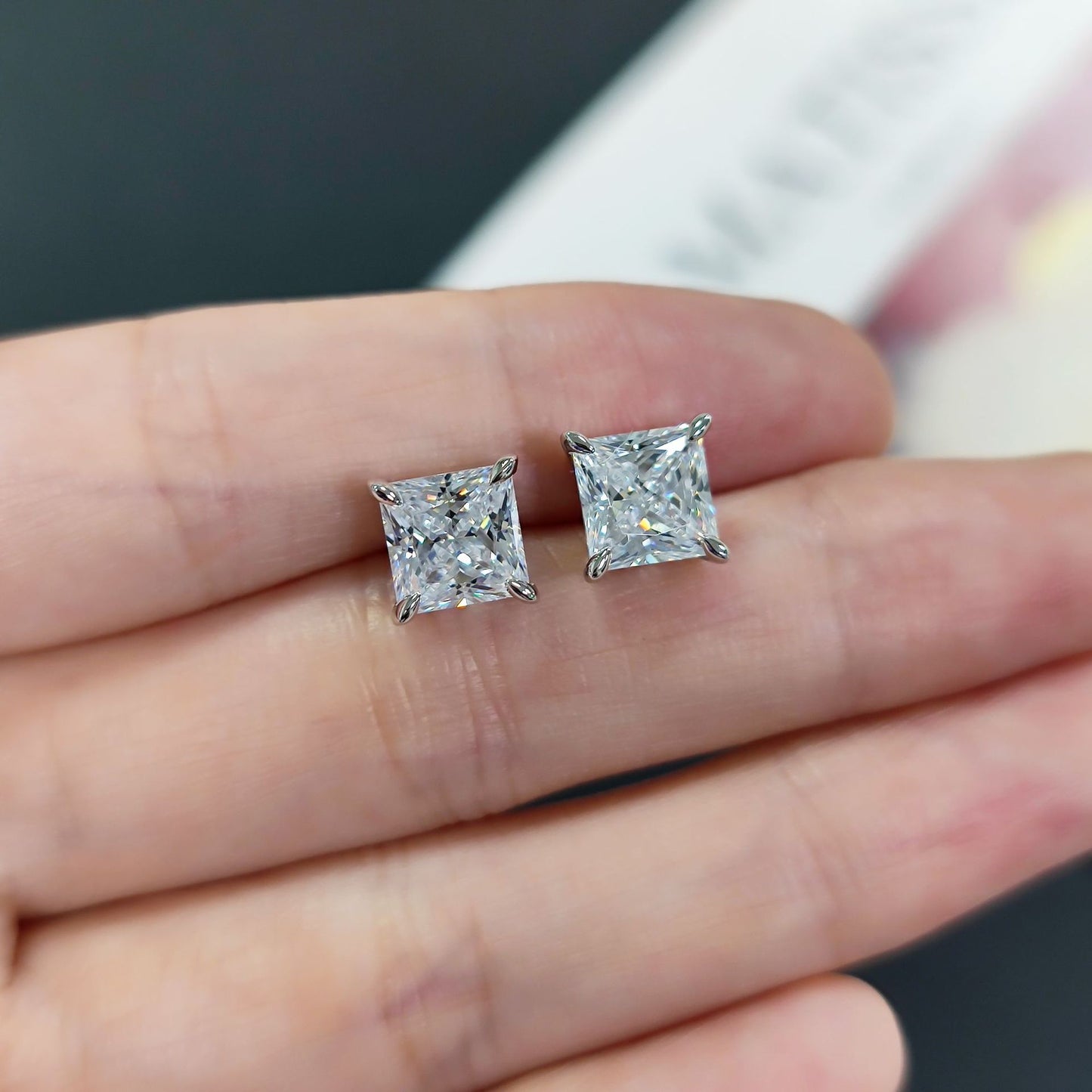 Fashion Princess Cut Moissanite Earrings1.5/2/3Carat Earrings with Eagle Claw Design s925Sterling Silver Earrings with Elegance